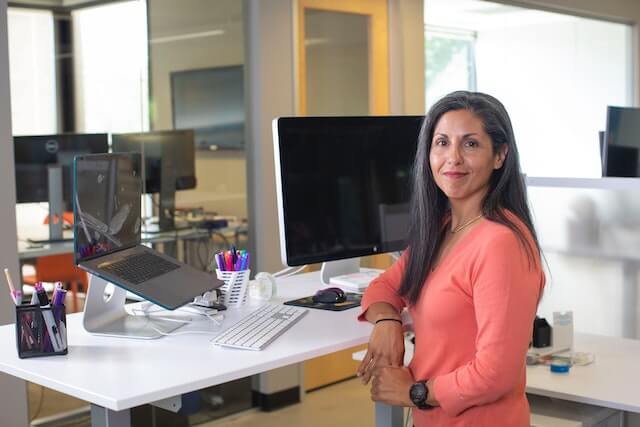 Insights of a Physical Therapist on Adjustable Desks - Lazy Maisons®