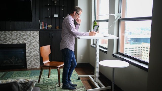 Adaptability and Versatility of Adjustable Standing Desks - Lazy Maisons®