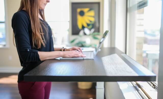The Impact of Adjustable Standing Desks on Work Safety - Lazy Maisons®